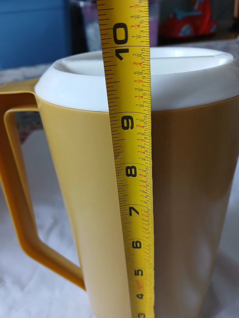 Vintage Rubbermaid Pitcher 2.25 qt Almond Beige with White Lid